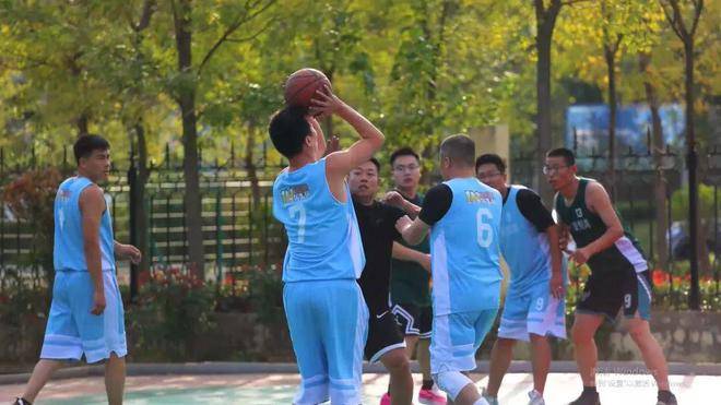 【娱乐888】荣耀时刻 青啤龙悦湾篮球社业主篮球争霸赛精彩落幕